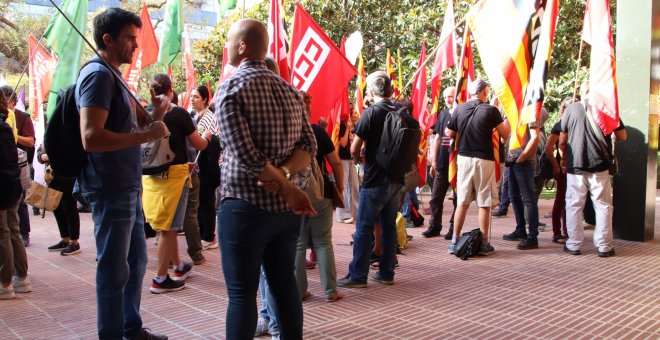 Cinc delegats sindicals es tanquen a Educació amb la intenció de fer-hi nit: demanen "negociacions reals"