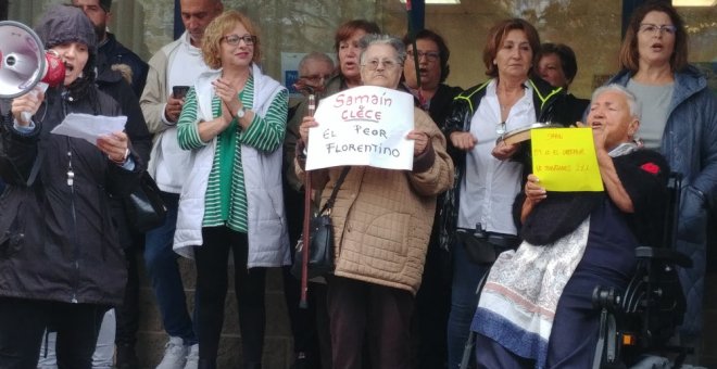 Trabajadoras y usuarias de la residencia coruñesa del grupo de Florentino Pérez se manifiestan contra las carencias del centro