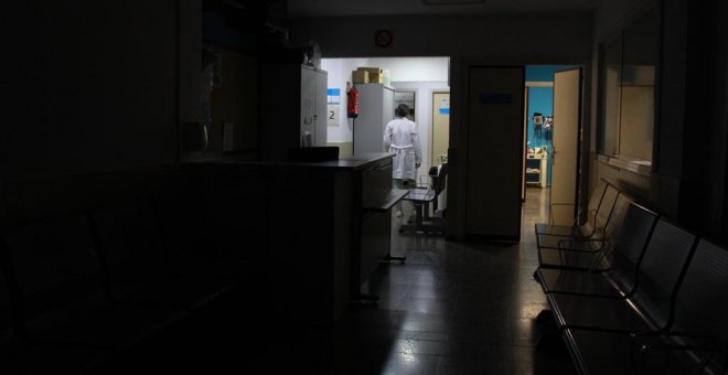 "Monitorizo al paciente con un aparato que no conozco": el duro relato de un enfermero de Madrid en una Urgencia sin médicos