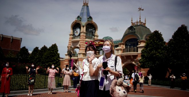 Disney cierra en Shanghái por covid y sus visitantes quedan confinados