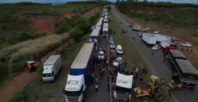 Cientos de camioneros brasileños bloquean decenas de carreteras para protestar por la derrota de Bolsonaro