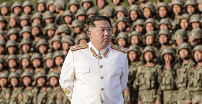 Kim Jong-un insta a incrementar el arsenal de armas nucleares tácticas y presenta un nuevo sistema de artillería