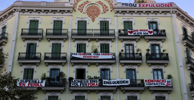 Forta mobilització en suport als veïns de Casa Orsola, que denuncien que un fons voltor els vol expulsar