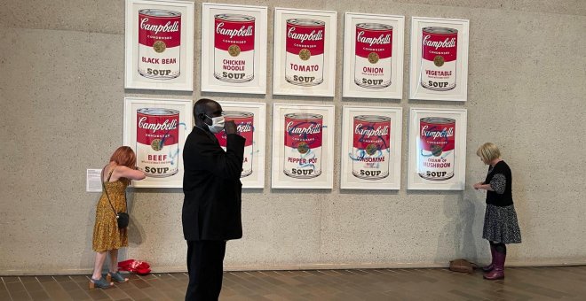 Activistas medioambientales se adhieren con pegamento a una obra de arte de Andy Warhol en Australia