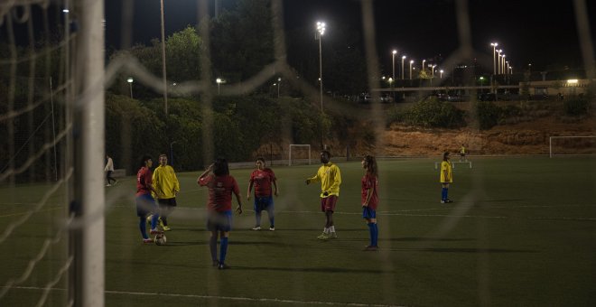 El equipo de fútbol que dribla los obstáculos de ser mujer refugiada en Catalunya