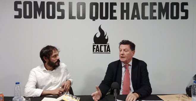 El periodista Alfonso Rojo ofreció una conferencia junto a miembros del grupo neofascista 'FACTA'