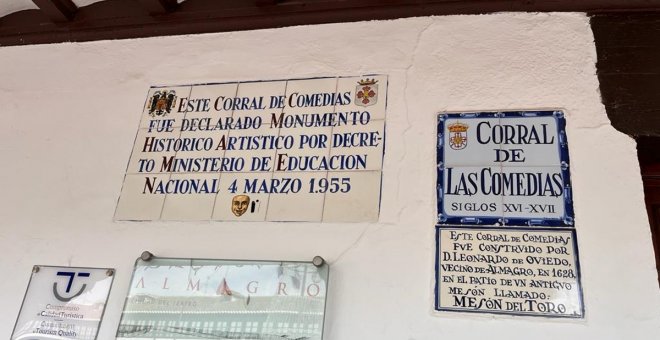 La Ley de Memoria Democrática 'toca' al Corral de Comedias de Almagro, un escudo franquista sigue junto a su puerta