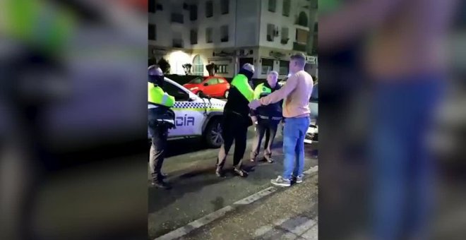 El Ayuntamiento de Jerez abre expediente a un policía local que golpeó a un joven en la cara con una porra