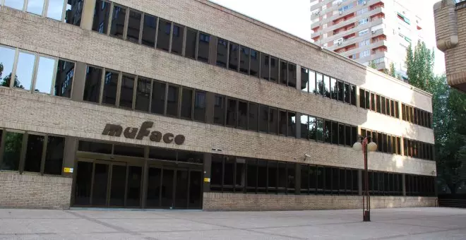 Maestros gallegos advierten contra las clínicas privadas de Muface y piden a sus colegas que opten por la sanidad pública