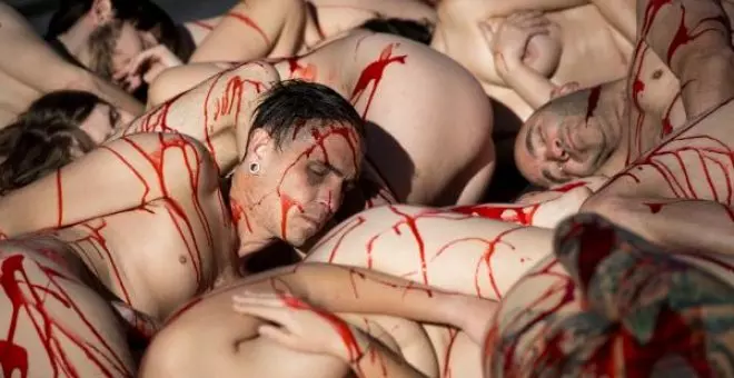Un grupo de activistas se desnuda en Madrid contra la obtención de pieles para abrigo