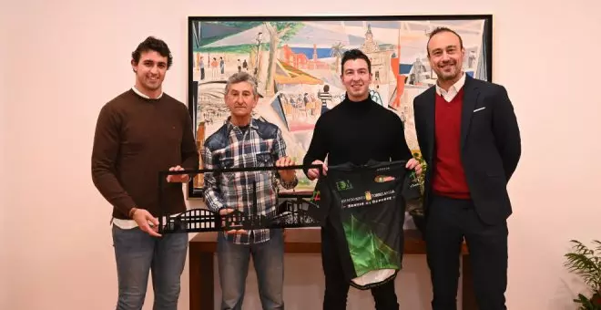 El Ayuntamiento recibe a Dalmacio de Dios, primer cicloturista español que recorre más de 50.000 kilómetros en un año