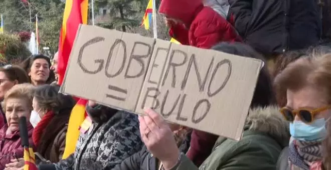Multitudinaria manifestación en Madrid por "España, la democracia y la Constitución"