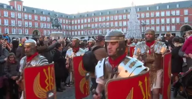 Más de un centenar de legionarios romanos desfilan por el centro de Madrid