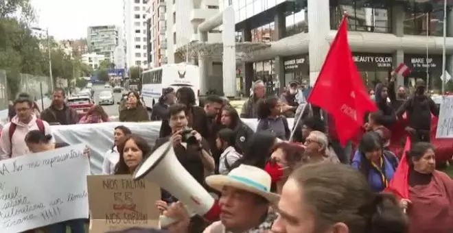 Decenas de manifestantes se reúnen en la embajada peruana de Quito en solidaridad con las protestas de Perú