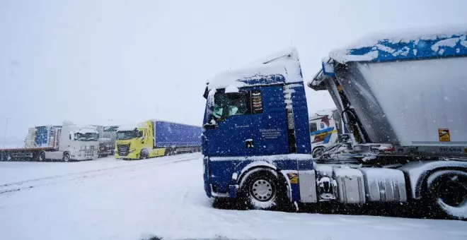 Prohibida la circulación de camiones en la A-67 en el límite con Palencia por la nieve