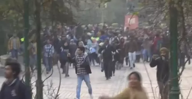 Estudiantes de la Universidad de Nueva Delhi se enfrentan a la policía por el visionado de un documental prohibido