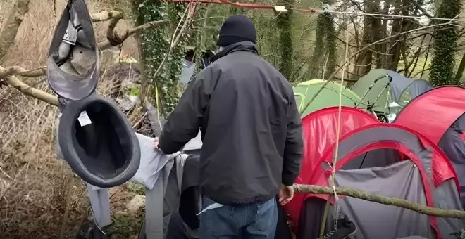 Hombres con perros, palos y bates de béisbol atacan un campamento de migrantes en Dublín