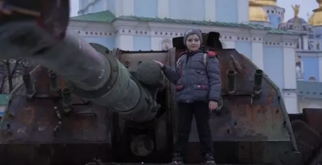 Los residentes de Kiev procuran seguir con sus vidas mientras la guerra no se detiene