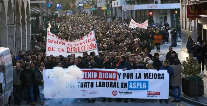 Más de 2.000 personas recorren Torrelavega por un convenio "digno" en Aspla