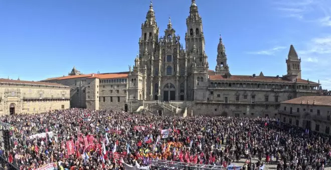 Decenas de miles de personas colapsan Santiago en una manifestación contra la política sanitaria de la Xunta