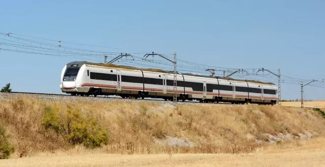 Las líneas de tren rurales resucitan con los abonos por la inflación: más de 3,5 millones de viajeros al mes