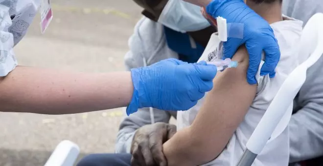 Denuncian a una enfermera de Euskadi que simulaba vacunar a los niños pero no les inoculaba las dosis