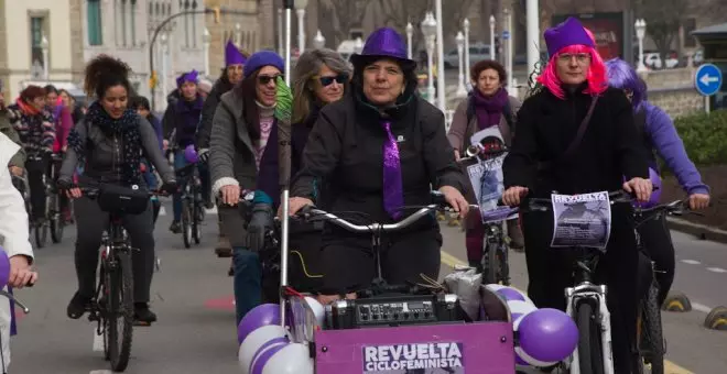 Galería: el feminismu pedalia de camín al 8M
