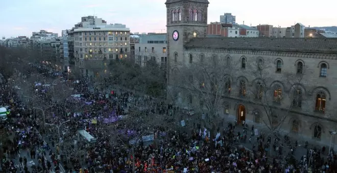 Milers de persones clamen contra les violències masclistes des del centre de Barcelona aquest 8M