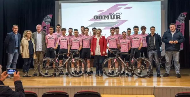 Camargo acoge la presentación del equipo Gomur Cantabria Infinita