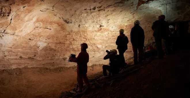 Troben un centenar de gravats prehistòrics excepcionals a una cova de les muntanyes de Prades