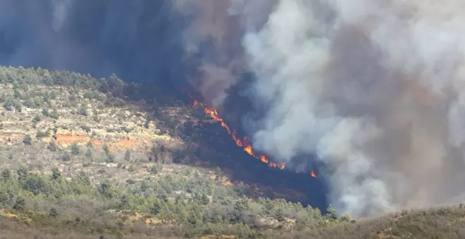 Desalojan a casi 800 personas por el incendio forestal entre Castelló y Teruel