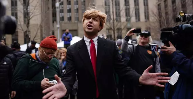 Seguidores y detractores de Donald Trump se agolpan en Nueva York por la cita ante el juez del expresidente de EEUU
