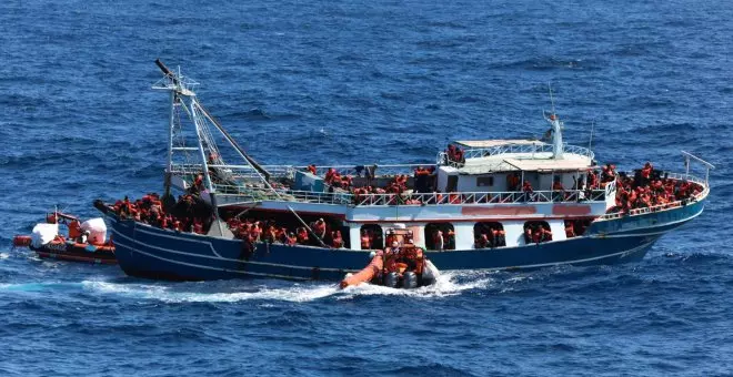 MSF rescata a 330 migrantes mientras 2.500 siguen hacinados en Lampedusa