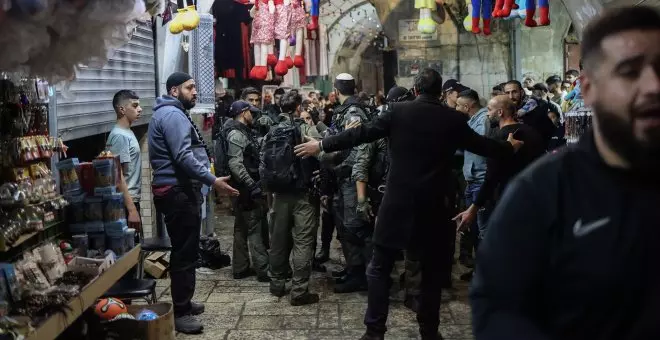 Cientos de palestinos se encierran en la mezquita de Al Aqsa de Jerusalén