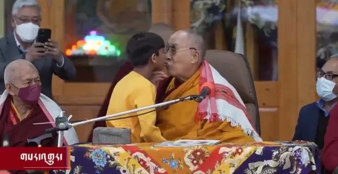 Un vídeo muestra al Dalai Lama besando en la boca a un niño