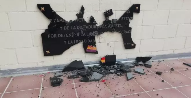 Destrozan una placa en memoria a las víctimas del franquismo en el cementerio de Zamora