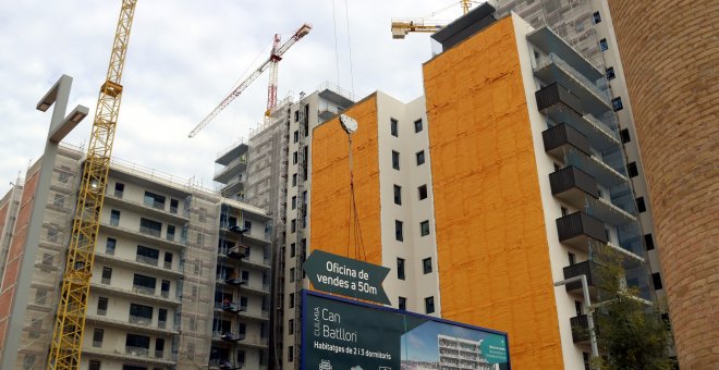 El derecho a la vivienda marcará las municipales: L'Hospitalet, un pulso entre los pisos de lujo y los desahucios