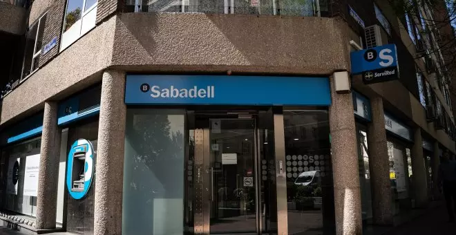 Sabadell gana 205 millones hasta marzo, un 4% menos por el impuesto a la banca