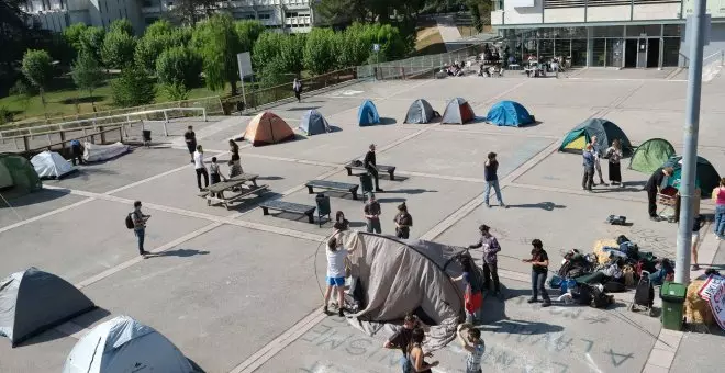 Desenes d'estudiants d'End Fossil ocupen indefinidament la plaça Cívica de la UAB