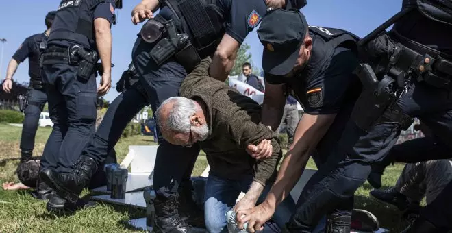 La Policía retiene a un grupo de activistas que protestaba contra la feria de armas de Madrid