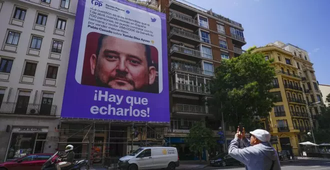 La Junta Electoral permite mantener la lona de Podemos con la foto del hermano de Ayuso