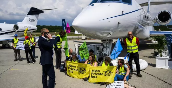 Un centenar de activistas climáticos bloquean durante una hora el espacio aéreo del aeropuerto de Ginebra