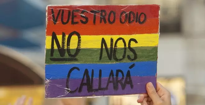 La Fiscalía sienta en el banquillo a los acusados de insultar a dos usuarios homosexuales de un gimnasio de Madrid