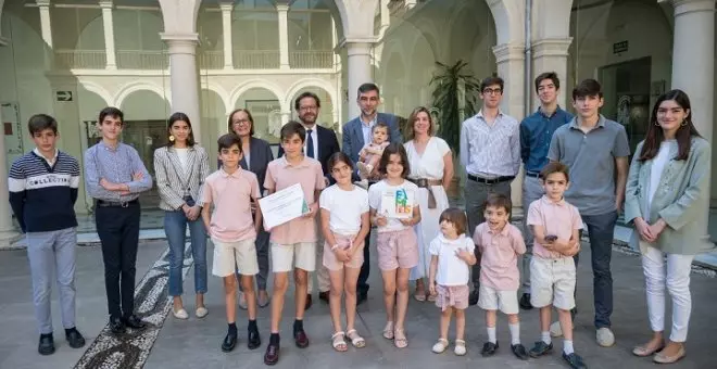Andalucía premia a un matrimonio con 15 hijos como "exponente de la familia por la que apuesta" Moreno Bonilla