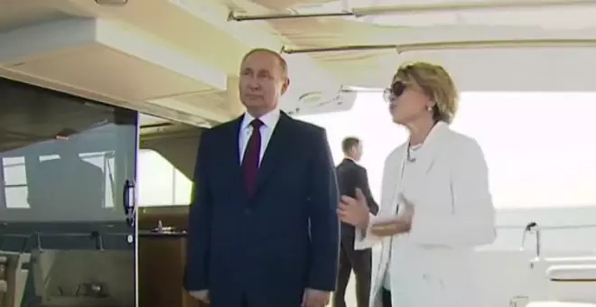 "¡Al gulag con ella!": cachondeo con el helador gesto de Putin a una mujer que no paraba de hablar mientras sonaba el himno de Rusia