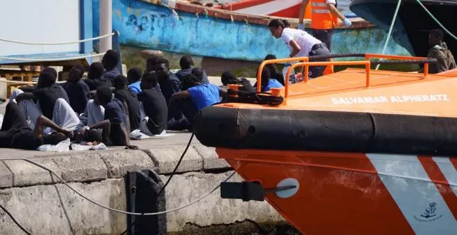 Llega a Tenerife una barca con 65 personas, una de ellas muerta
