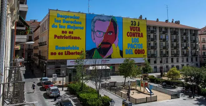 Una lona en Madrid invita a votar "contra los pactos del odio" de PP y Vox