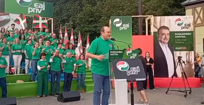 Andoni Ortuzar se anima a cantar en el cierre de campaña del PNV
