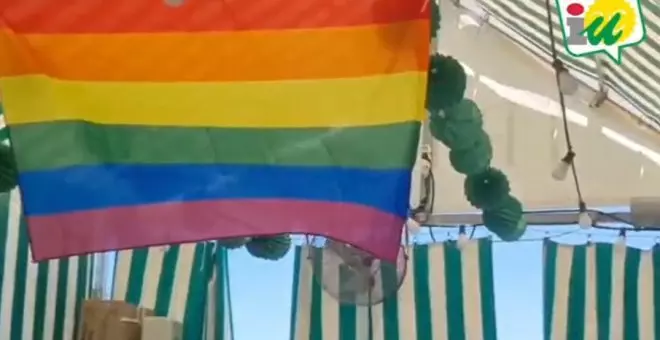La Policía de Sevilla, en manos del PP, denuncia a IU por colgar una bandera LGTBI+ en unas fiestas