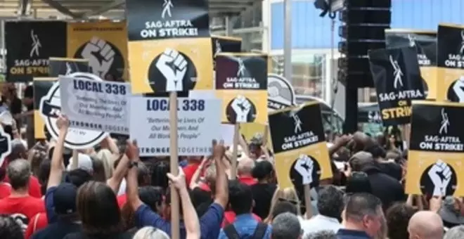 El sindicato de actores SAG-AFTRA protesta en Times Square